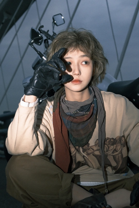 一个戴着手套的年轻人持枪照相