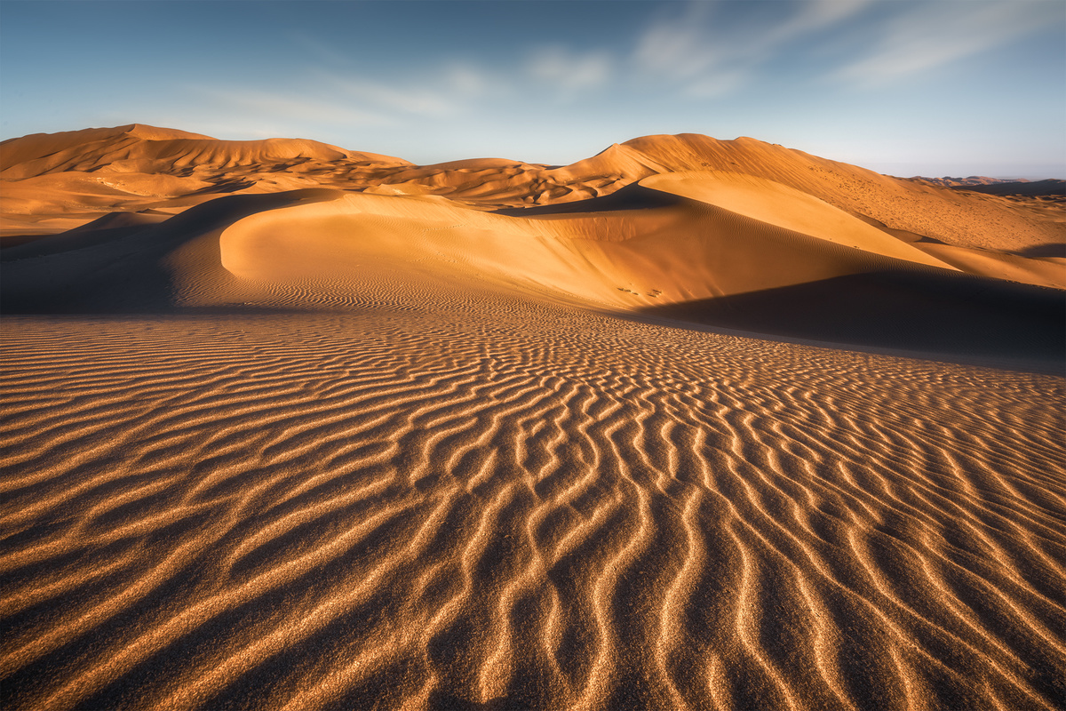 金色的沙漠沙丘 夕阳下波纹荡漾