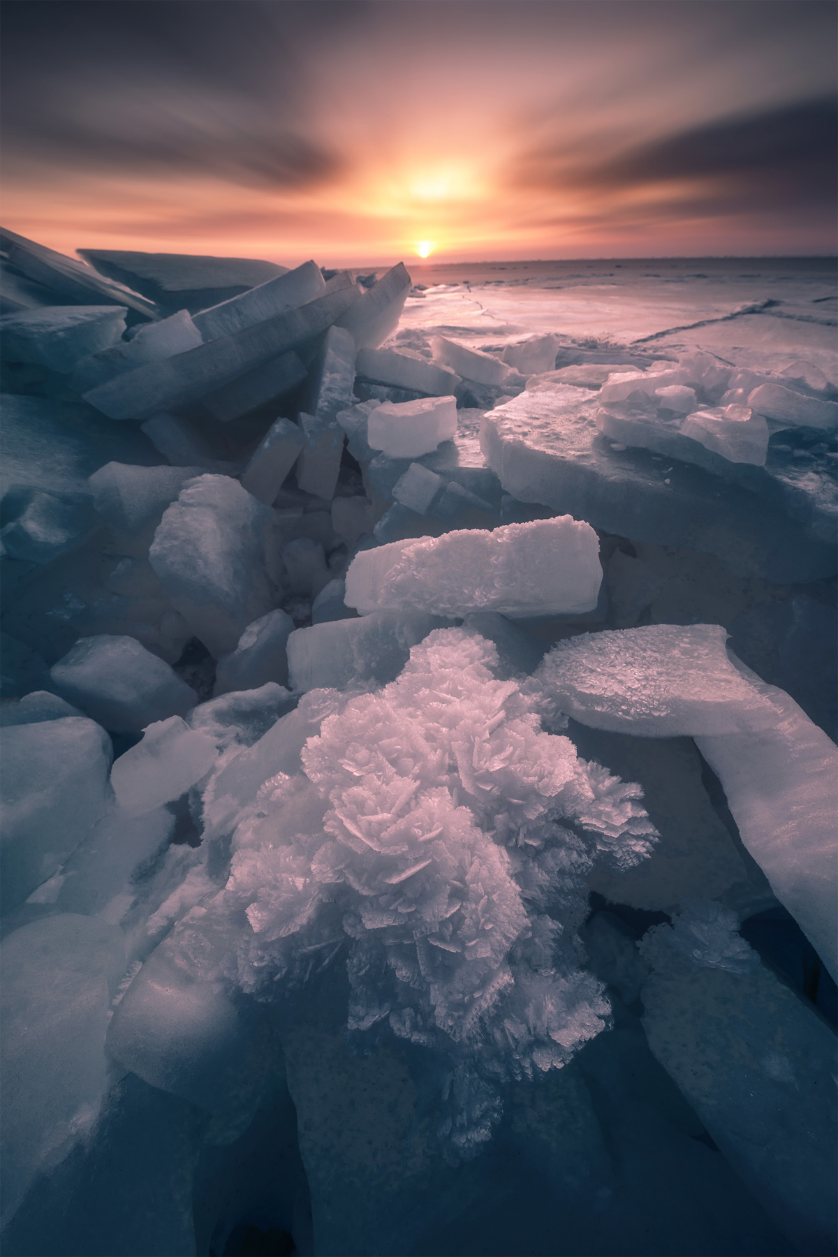 夕阳下 海洋中的冰山渐行渐远。