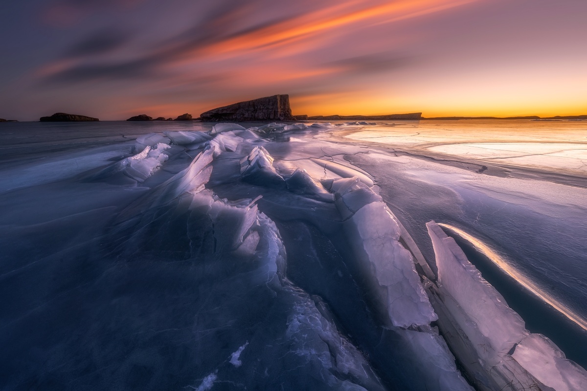 夕阳下的大海 前景中有冰
