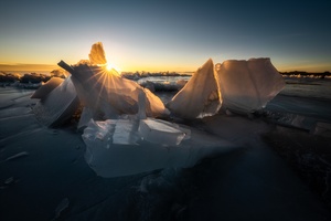 冰山在落日时分浮现在水中