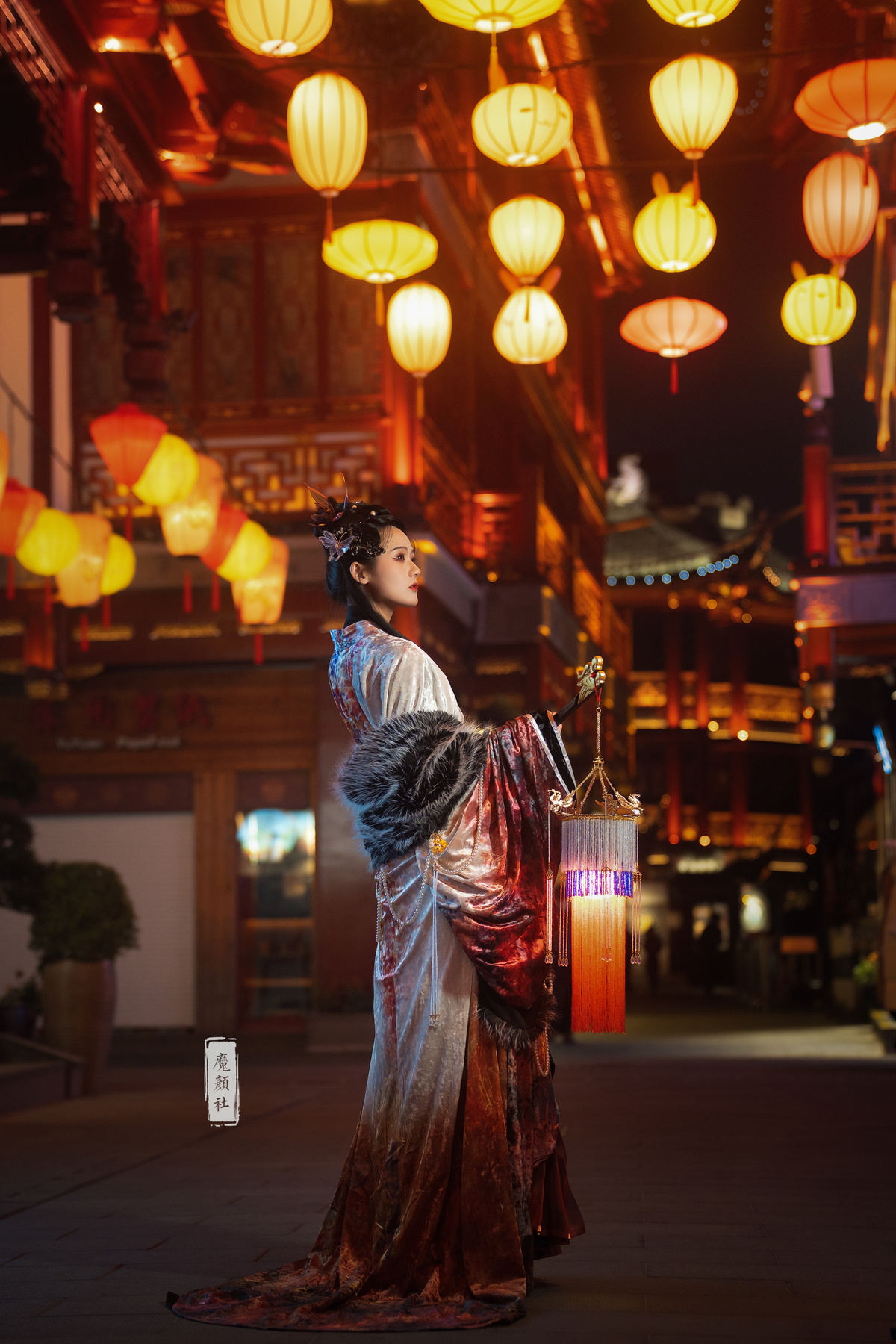 一位穿着和服的女子在夜晚的寺庙里拿着雨伞