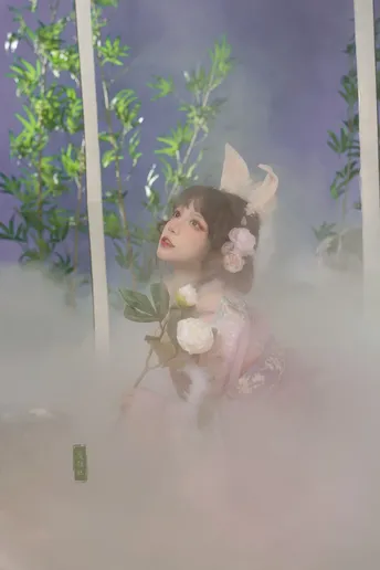一个小女孩在烟雾中带着一朵粉红色花