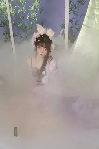 一个坐在浴缸里的雾气腾腾的女人