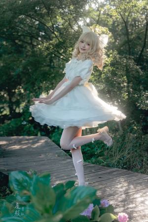 一个穿着白色裙子的女孩在木桥上跳跃