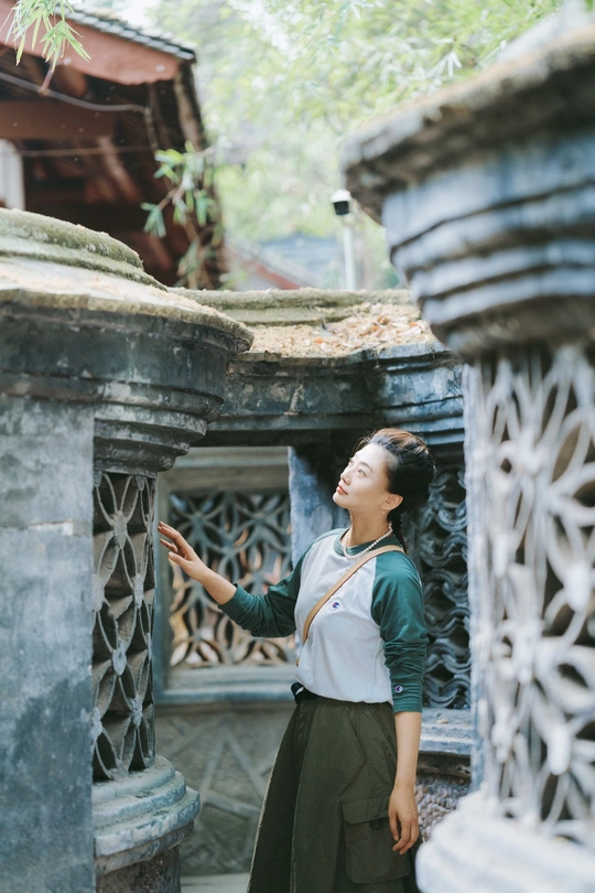 站在一栋楼前面的年轻女子