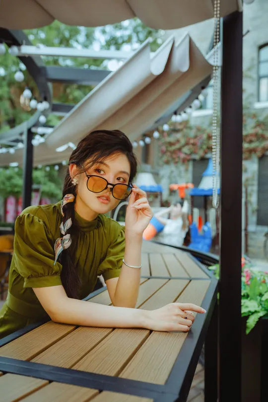 一个年轻女子坐在桌子外面