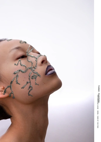 脸上和脖子上有疤痕的年轻女子