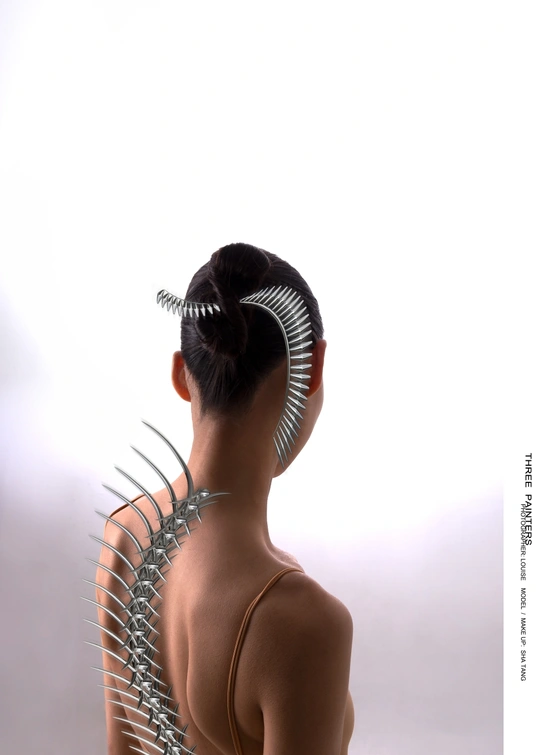 头戴梳子的模特