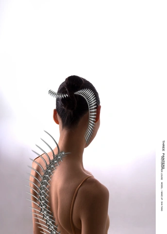 头戴梳子的模特