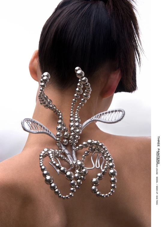 一位模特戴着一条项链