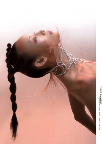 留着辫子的年轻女子