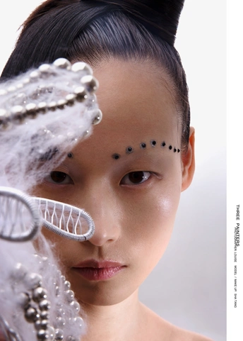 一位涂着人工妆容的年轻女子