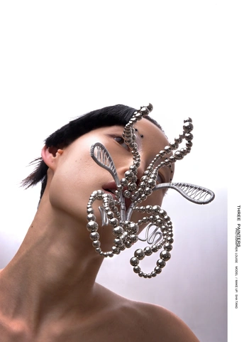 一个戴着手链状八爪鱼和蝴蝶形状耳环的女人