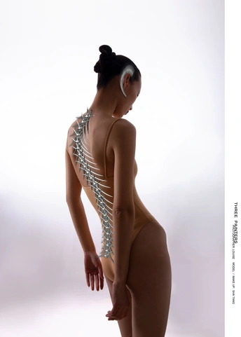 一位拥有肌肉身材的年轻女子穿着文胸站在白色背景上