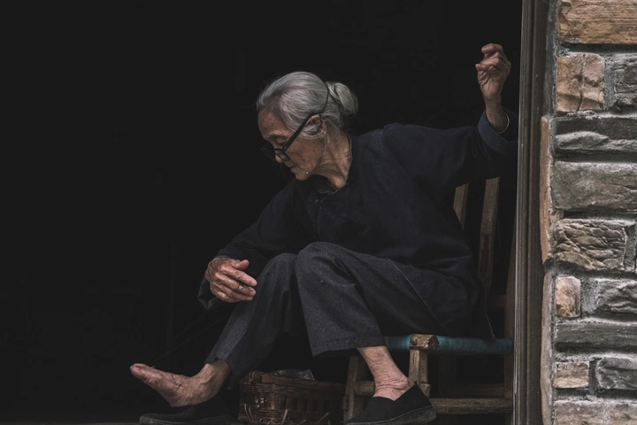贵州望谟：穿线的布依族老人