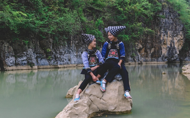 贵州望谟：峡谷中唱山歌的布依族女孩