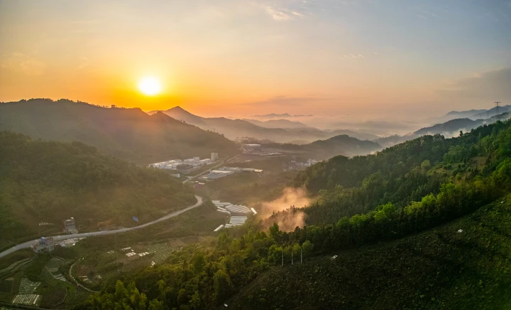 贵州望谟：美丽公路拉开晨光画卷