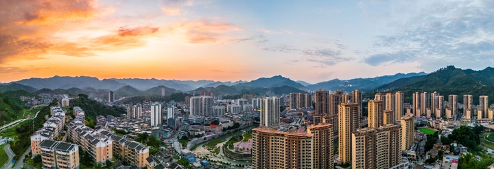 贵州望谟：阳光照耀下的移民安置区