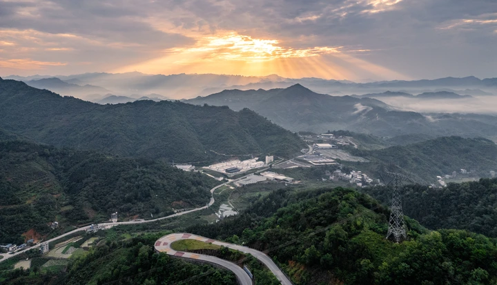 贵州望谟：霞光中的山谷田园
