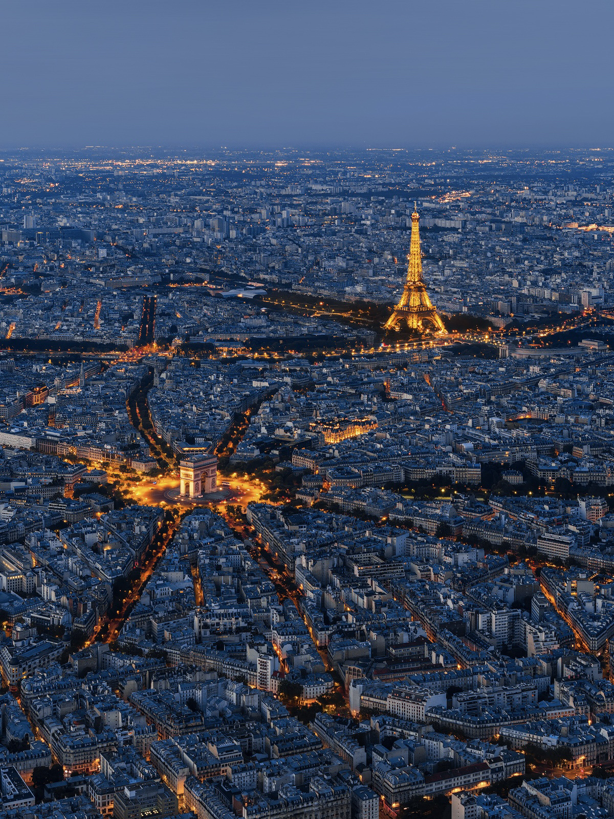 夜晚的巴黎 埃菲尔铁塔被点亮了。