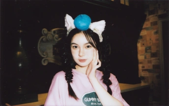 一位戴蓝帽子的粉发年轻女子