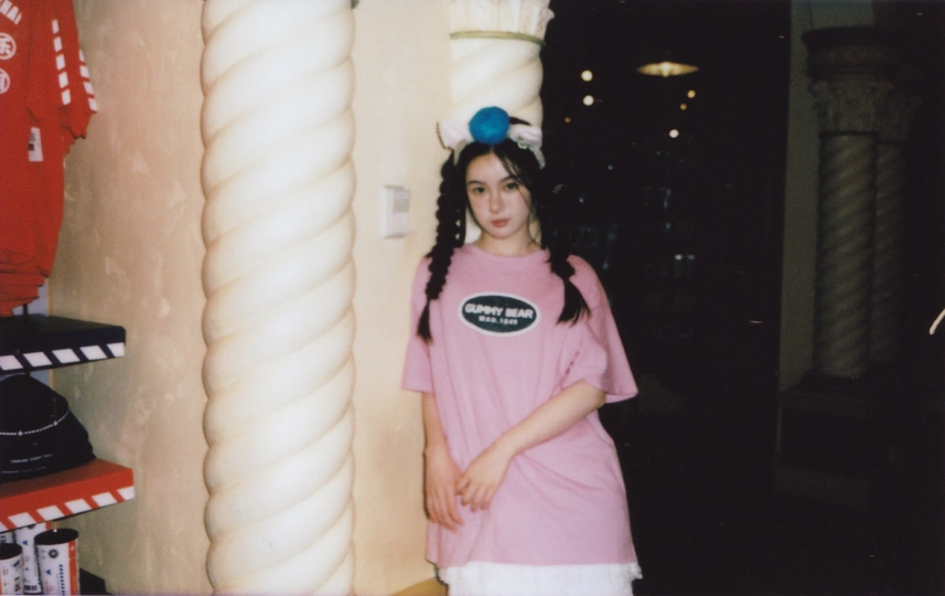 一个穿着粉红色衬衫的小女孩