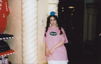 一个穿着粉红色衬衫的小女孩