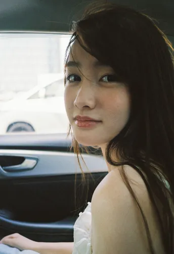 一位年轻女子坐在副驾驶座上开车