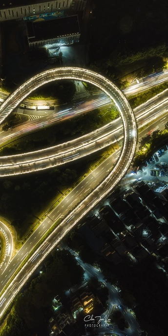 夜间有交通信号灯的空中高速公路