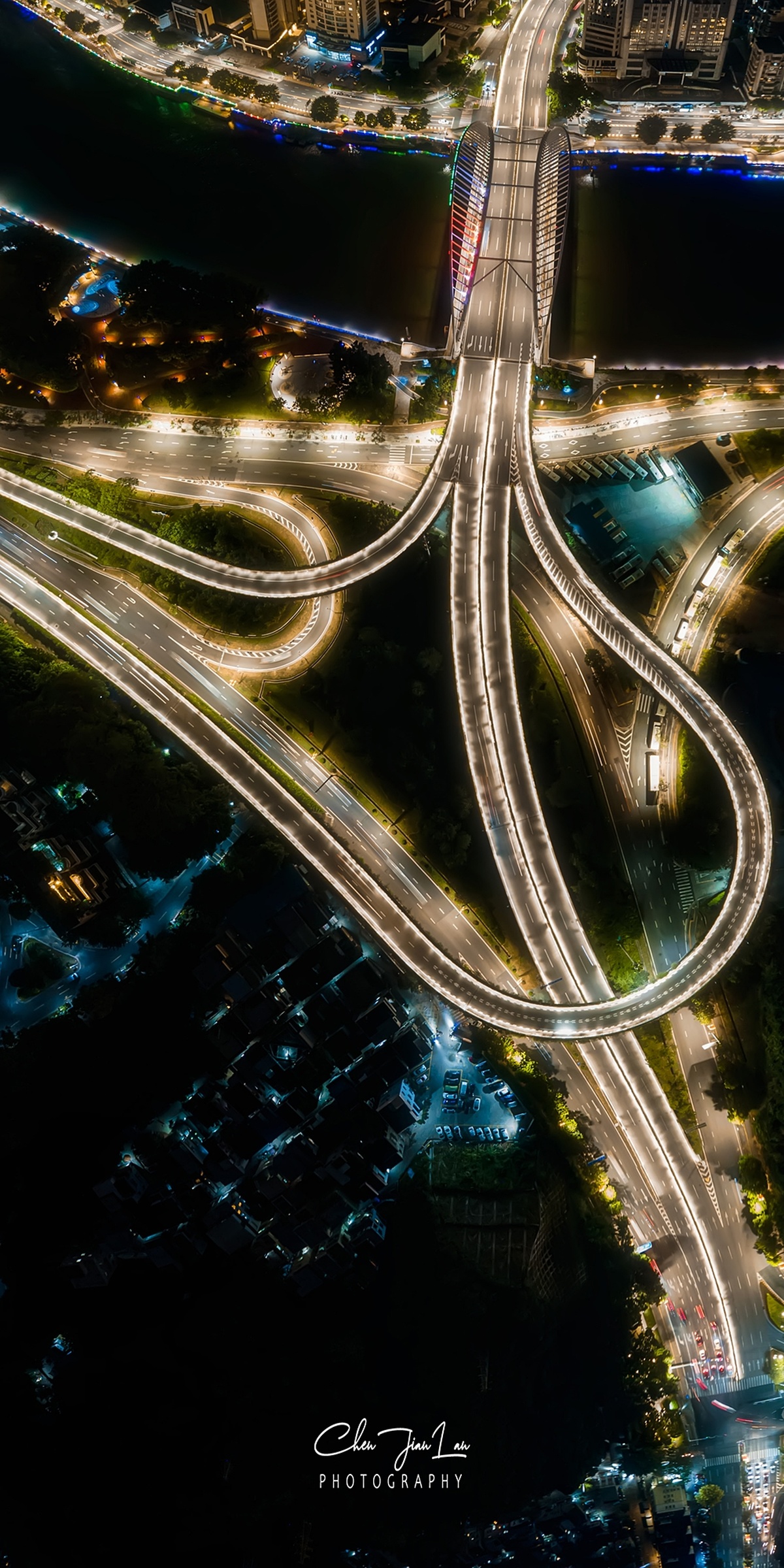 夜间城市高速公路的航拍照片