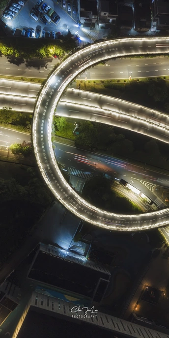 夜间城市十字路口的鸟瞰图