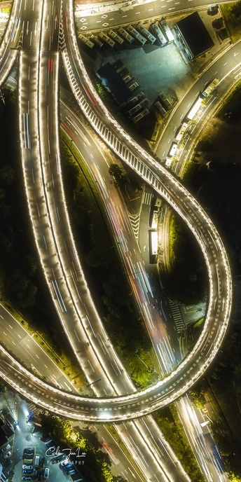 夜间城市高速公路上的空中交通