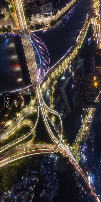 夜间城市的航拍照片