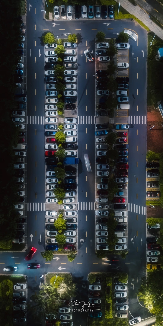 夜间城市鸟瞰图 路上有汽车和建筑物