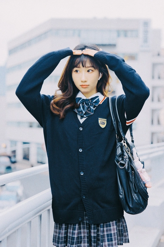 一个穿着黑白制服和黑白格子裙的女孩