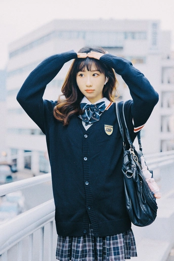 一个穿着黑白制服和黑白格子裙的女孩