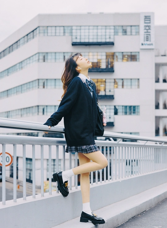 一位穿着裙子的年轻女子在街上