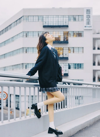 一位穿着裙子的年轻女子在街上