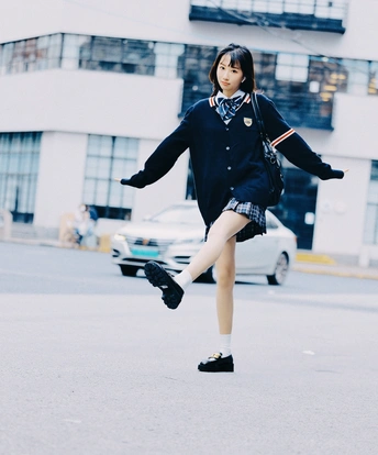 女孩在街上中间