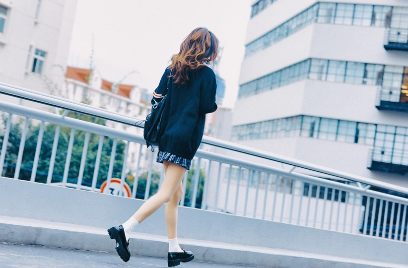 穿黑色连衣裙的女人走在街上