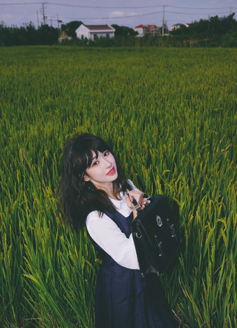 一位站在绿色草地上的一名妇女