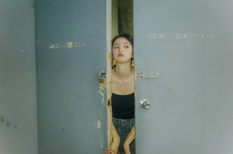 一个年轻女子站在一个开放的牢房里