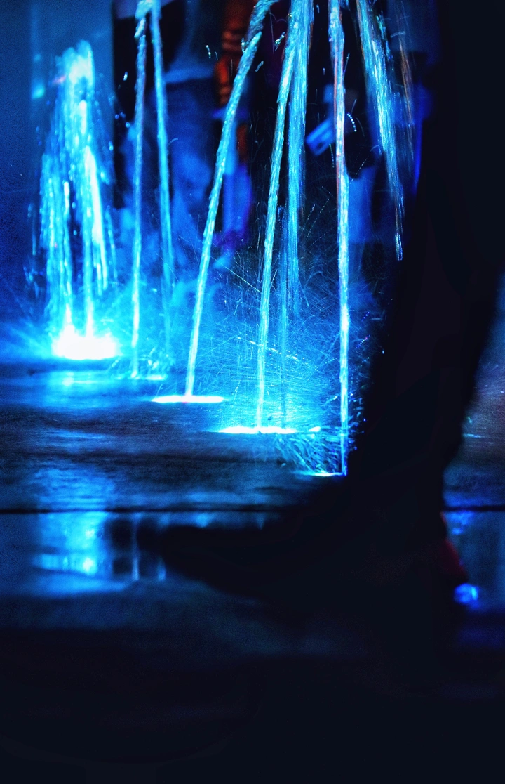 水溅霓虹，流光溢彩