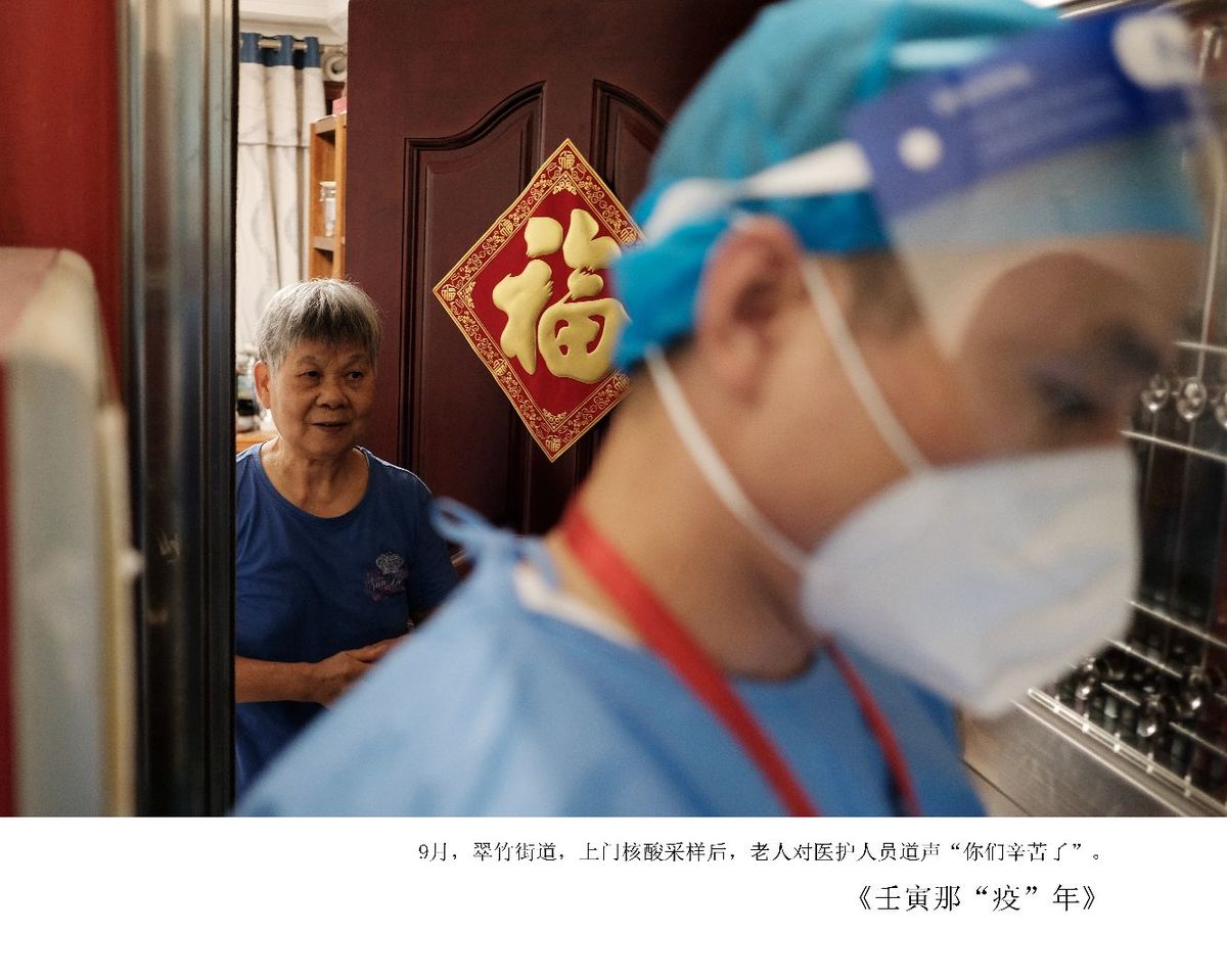 一名戴着口罩的女人站在手术室里 医护人员正在注视着她。