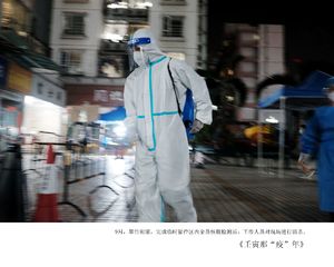 一个人穿着防护服和面具走在一座城市的一条街道上。