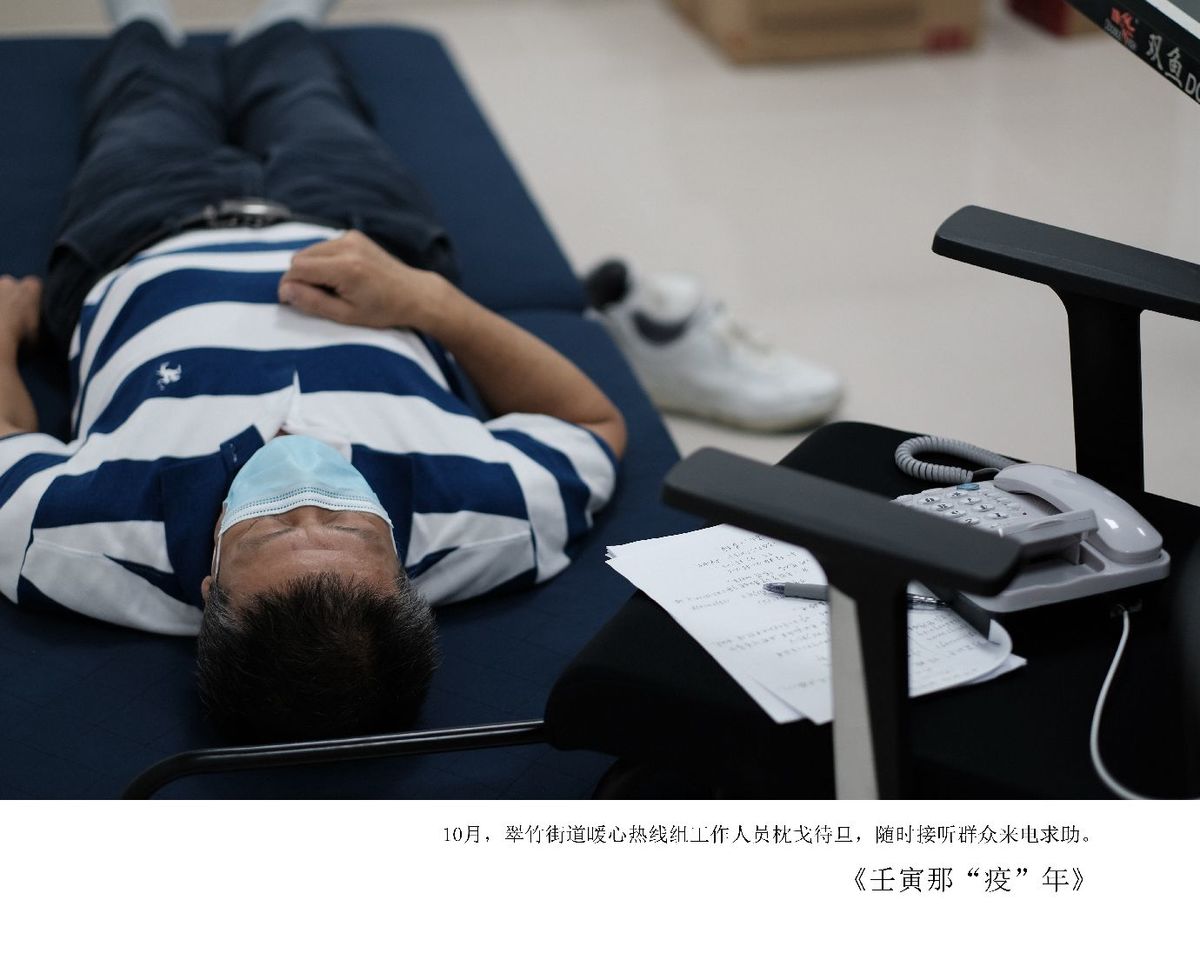 一位躺在病床上的男子旁边躺着一位躺在椅子上的病人。