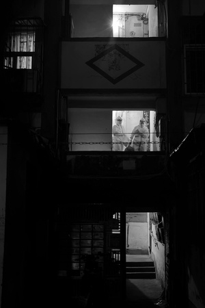 夜晚的黑暗小巷 一个人站在黑暗的房间里 一个人沿着小巷走