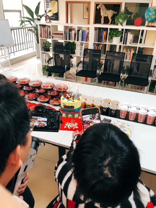 一个人在有食物和纸杯蛋糕的房间里