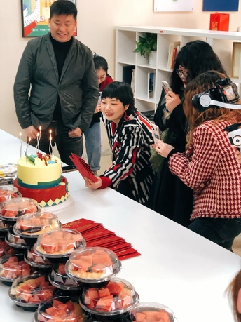 人们站在桌子周围 盘子里装着食物。